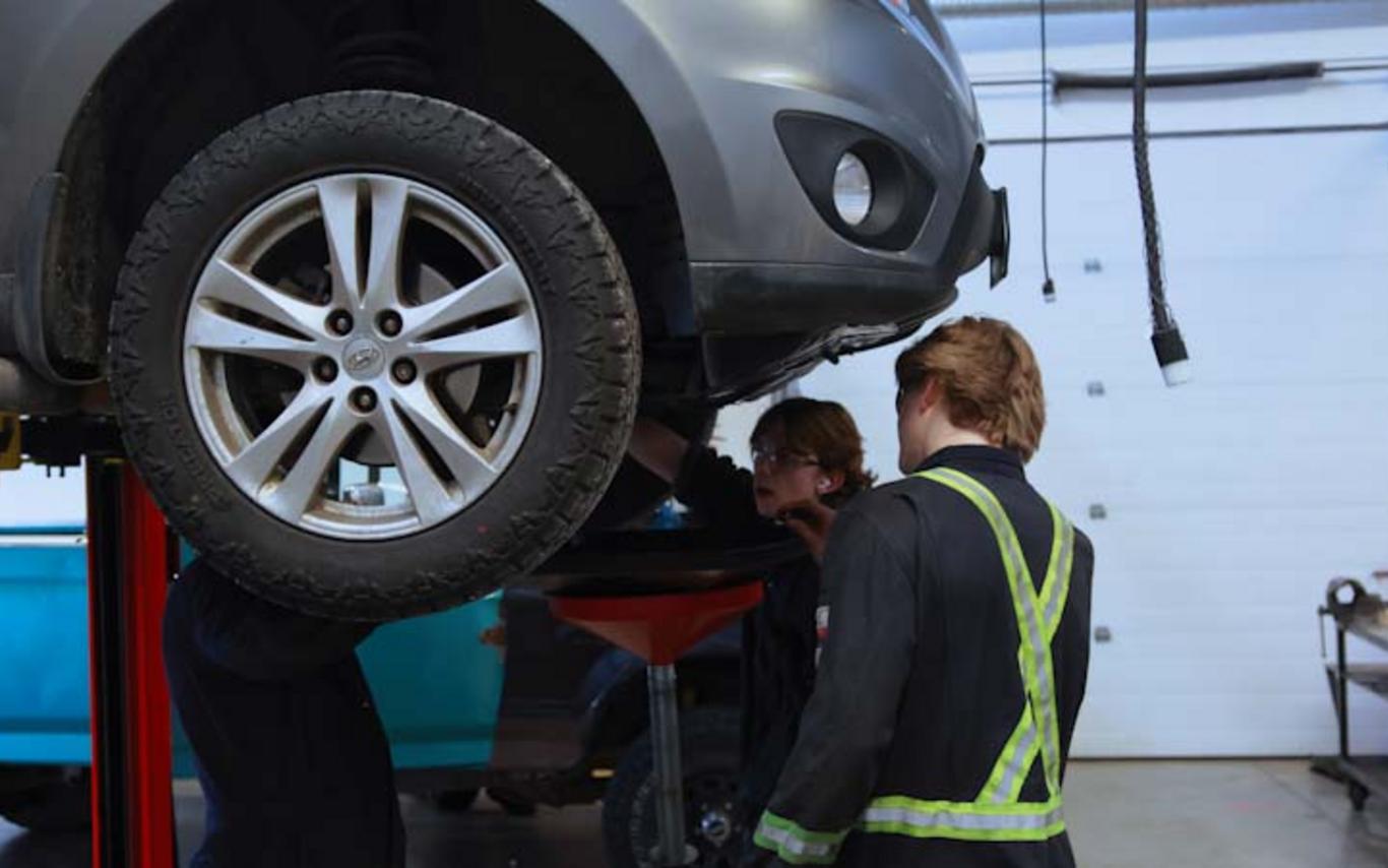 VIU automotive technician students working on a car+